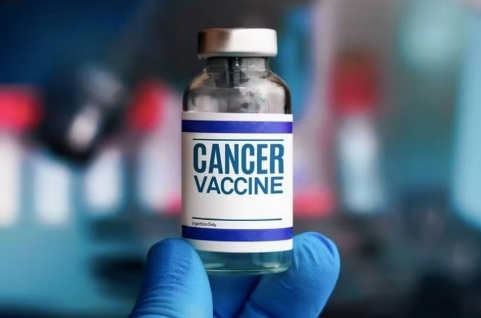 Bệnh nh&acirc;n đầu ti&ecirc;n được ti&ecirc;m vaccine mới v&agrave;o ng&agrave;y 13/4. (Ảnh minh họa: dailynewsegypt)