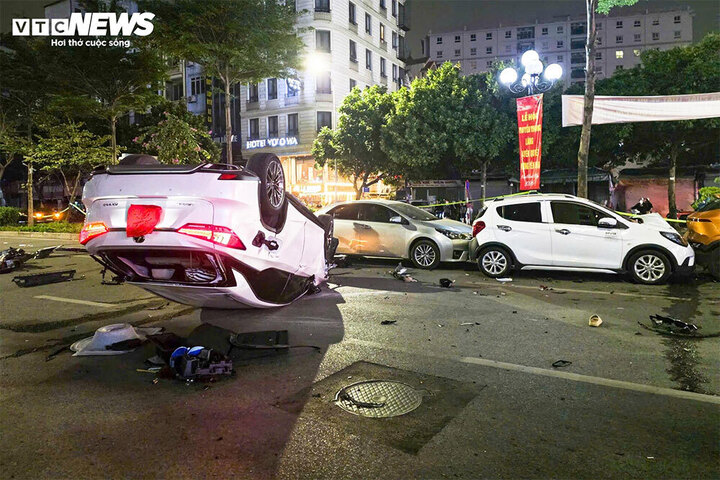 Sau cú tông liên hoàn, chiếc Lexus RX350 lật ngửa trên phố Trung Kính, nhiều ô tô và xe máy hư hỏng nặng.