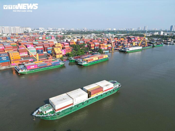 TP.HCM có hệ thống cảng biển quy mô lớn, với cụm cảng nước sâu Cái Mép - Thị Vải nằm trong nhóm cảng container lớn của thế giới. (Ảnh: Lương Ý)