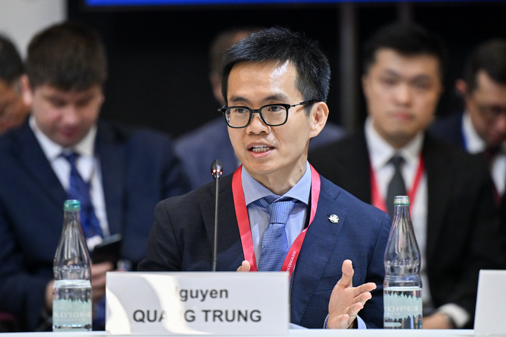 Ông Nguyễn Quang Trung – Phó Tổng Giám đốc Vietnam Airlines – đã trực tiếp trình bày các tham luận, đưa ra góc nhìn từ thực tiễn phát triển của Việt Nam.