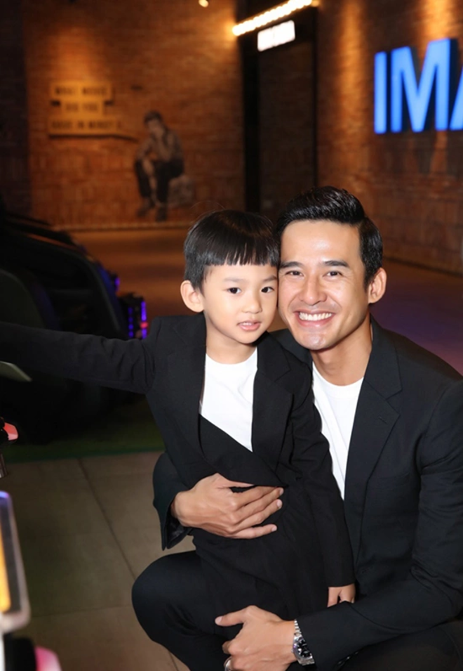 Được mệnh danh là “ông bố cuồng con” của Vbiz, Lương Thế Thành từng có 48 giờ tự chăm sóc bé Bảo Bảo khi tham gia chương trình "Mẹ vắng nhà, Ba là siêu nhân" (2022). Ông xã Thúy Diễm cho biết con trai là cậu bé tình cảm, luôn biết quan tâm gia đình. Nam diễn viên cũng không giấu được niềm tự hào khi chứng kiến con tận tình chăm sóc mình, thậm chí còn đòi gọi xe cấp cứu khi thấy bố bị thương.