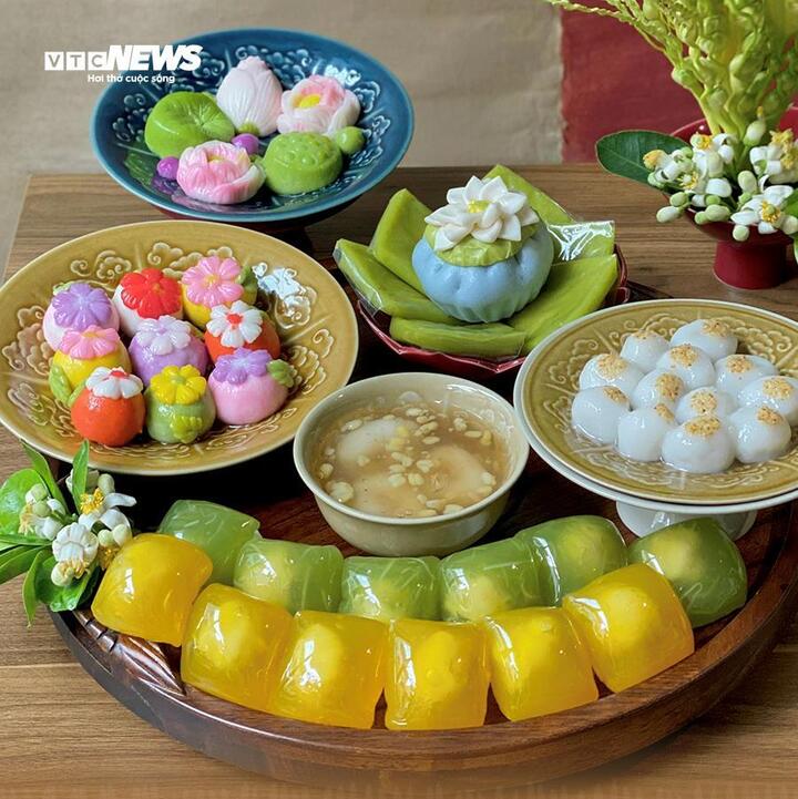 Mâm cúng Tết Hàn thực đầy đủ với bánh trôi, bánh chay nhiều màu sắc. (Ảnh: Minh Đức)
