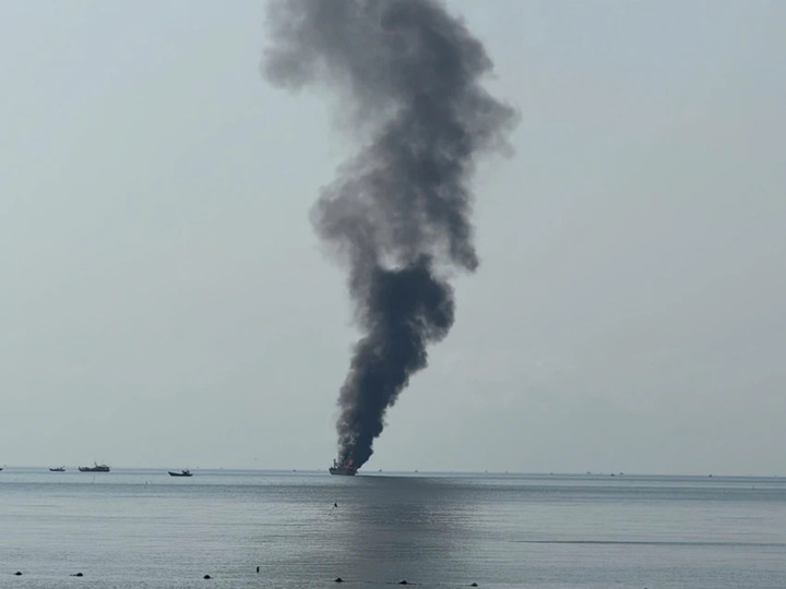 Cột khói từ vụ cháy tàu bốc cao hàng chục mét khi nhìn từ xa.