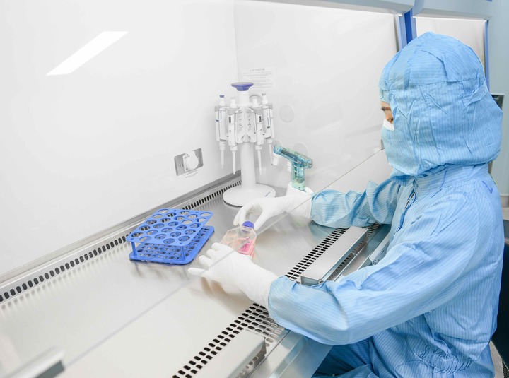 Quy trình xử lý khối tế bào gốc đảm bảo điều kiện vô trùng nghiêm ngặt tại Vinmec.