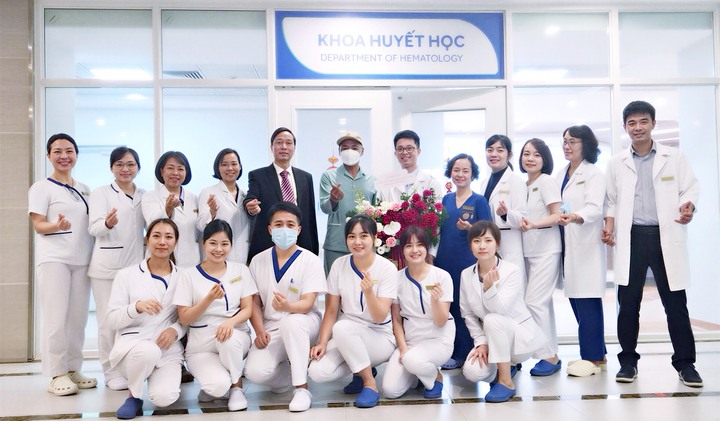 GS.TS.BS Nguyễn Thanh Liêm cùng ê-kíp bác sĩ, điều dưỡng tại Trung tâm cùng chung niềm vui khi có thêm một bệnh nhân được điều trị thành công.