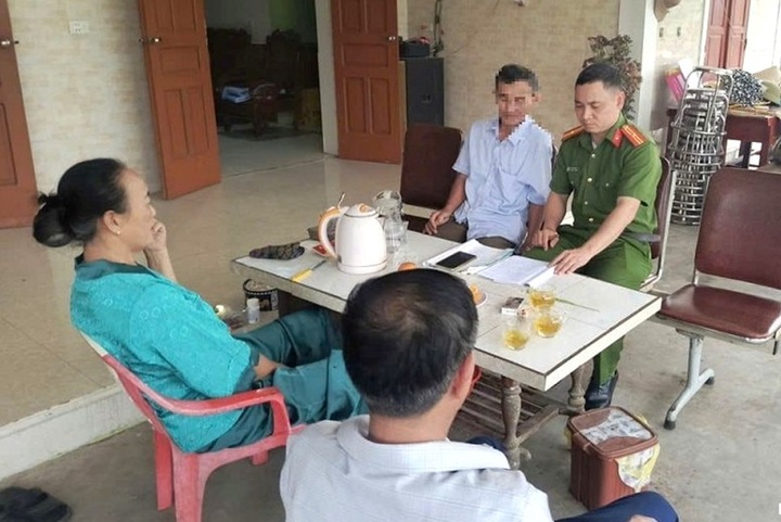 Công an xã Yên Thành phân tích cho người dân thủ đoạn lừa đảo của tội phạm.