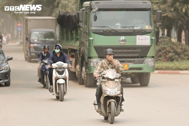 Những “lốc bụi” cuồn cuộn bốc cao khiến người đi đường phải nheo mắt, hạn chế tầm nhìn.