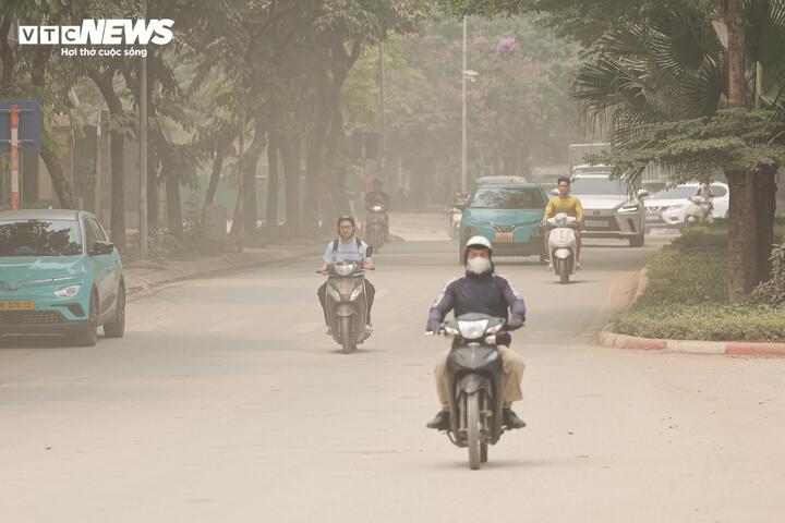 Trước tình trạng một số công trình để xảy ra bụi bẩn, rơi vãi vật liệu, Sở Xây dựng Hà Nội yêu cầu các đơn vị liên quan tăng cường kiểm tra, siết chặt công tác vệ sinh đô thị.