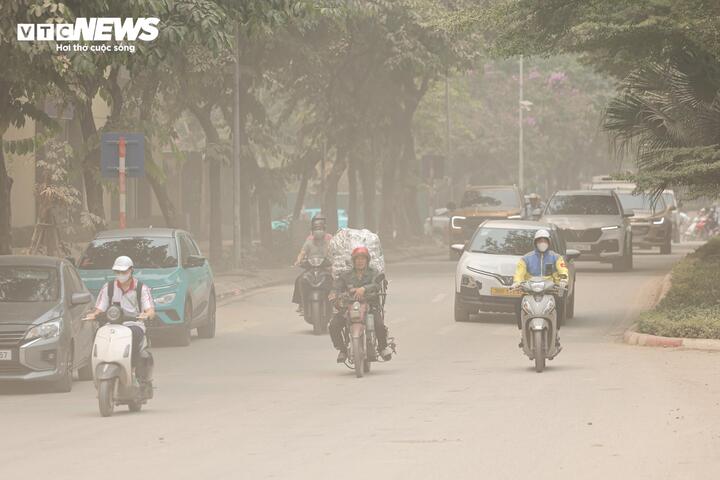 Người Hà Nội 'ngộp thở' giữa bụi mịt mù từ công trình xây dựng - 4