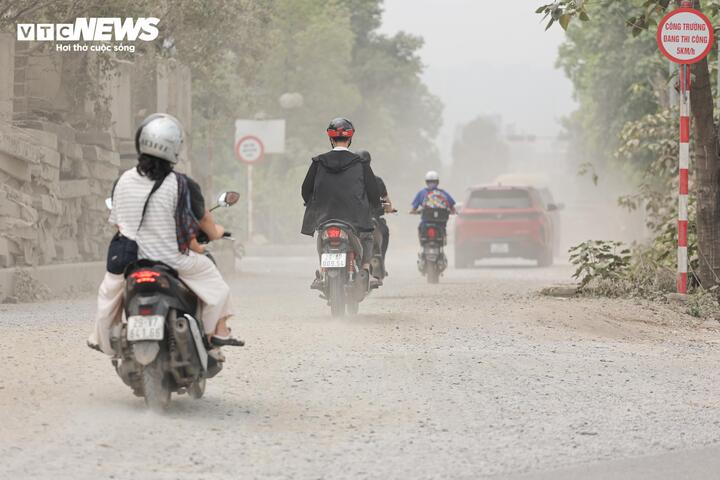 Mỗi khi có phương tiện đi qua, cả tuyến đường lại bị bao phủ bởi lớp bụi dày.