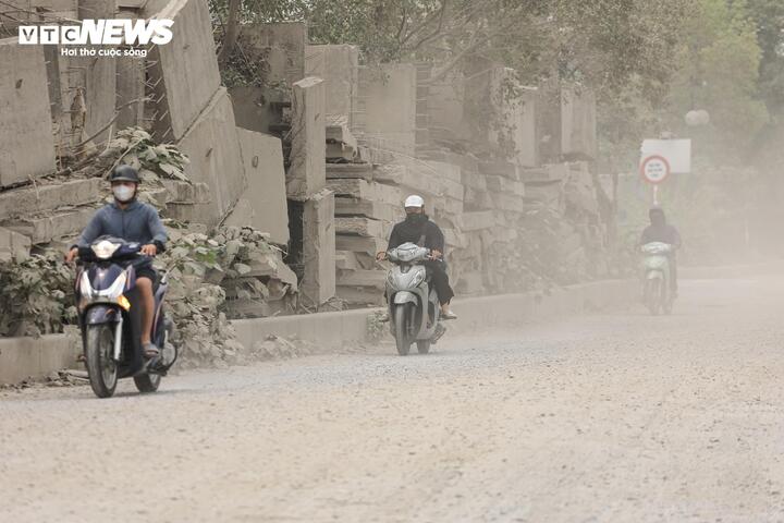 Dòng người len lỏi trong làn bụi mù dày đặc.