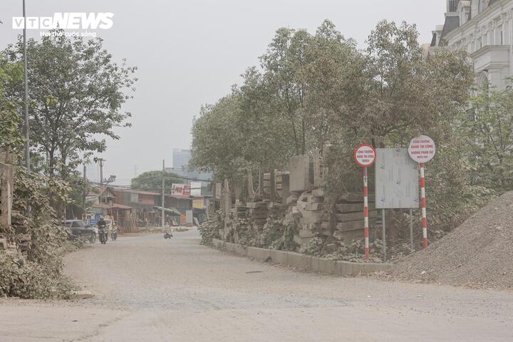 Không chỉ tại khu vực đường Đỗ Xuân Hợp và Tân Mỹ, tình trạng bụi bẩn cũng xuất hiện tại nhiều tuyến đường khác đang thi công dở dang. Điển hình là đoạn nối từ Đại Mỗ vào khu đô thị Louis City chưa hoàn thiện, mặt đường lẫn sỏi đá và đất, gây khó khăn cho việc đi lại.