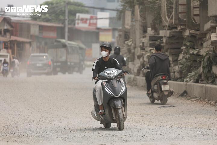 “Việc di chuyển qua tuyến đường này thực sự là ác mộng, chỉ vài xe chạy nhanh cũng đủ khiến bụi bốc lên mù mịt”, anh Quang Hưng (phường Hà Đông) chia sẻ.