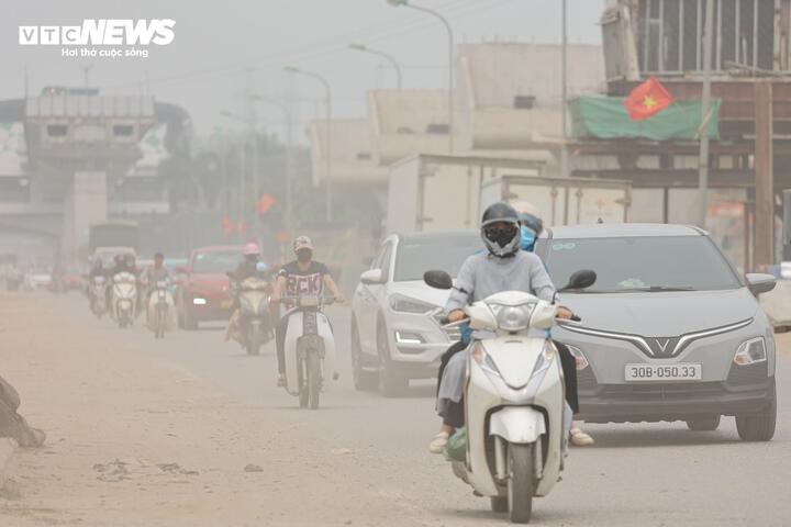 Tuy nhiên, vào giờ cao điểm, khi lưu lượng phương tiện tăng cao, bụi vẫn bốc lên từ các đoạn đường còn bùn đất.
