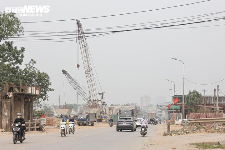 Tại Quốc lộ 6, khu vực nút giao đang thi công Vành đai 4 (phường Yên Nghĩa), tình trạng bụi đã được cải thiện rõ rệt so với trước đây.