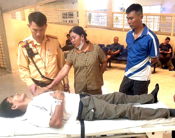 Nhờ CSGT "mở đường", anh Thuỷ được đưa đến bệnh viện cấp cứu đúng "giờ vàng" và qua cơn nguy kịch. (Ảnh: Công an Thanh Hoá)