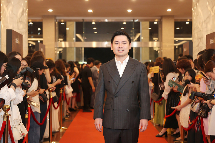 Doanh nhân Đỗ Vinh Quang - ông xã hoa hậu Đỗ Mỹ Linh lẻ bóng trên thảm đỏ. Sự xuất hiện của anh cũng được nhiều khán giả chú ý.