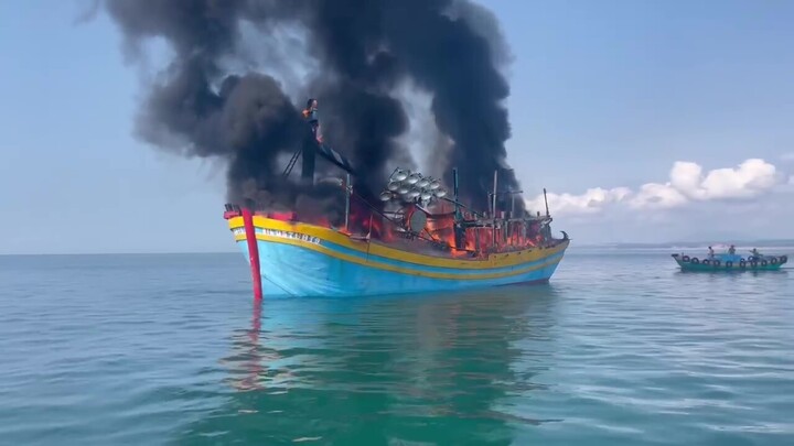 Cháy tàu cá trên biển Lâm Đồng, khói đen bốc lên hàng chục mét.