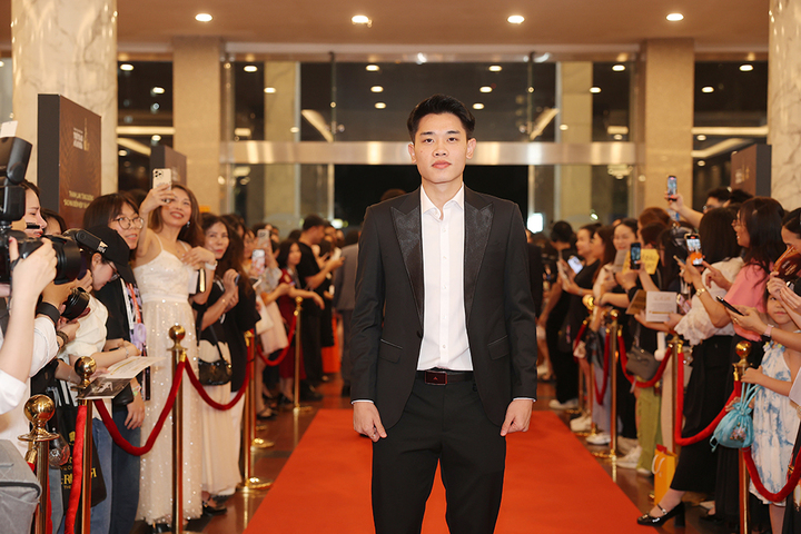 Cầu thủ Nguyễn Đình Bắc xuất hiện bảnh bao thu hút sự chú ý của fan nữ. Nhờ những thành tích nổi bật như HCV SEA Games 33, Vô địch U23 Đông Nam Á, Vô địch ASEAN Cup 2024 (tháng 1/2025)..., anh được đề cử hạng mục "Gương mặt thể thao của năm" tại lễ trao giải Cống hiến 2026.