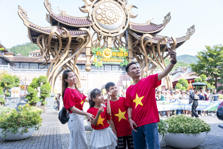Lưu giữ khoảnh khắc rạng rỡ của kỳ nghỉ bên gia đình, bạn bè tại Sun World Ba Na Hills.