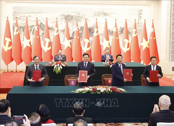 Lễ ký Bản ghi nhớ hợp tác giữa Ban Tổ chức Trung ương Đảng Cộng sản Việt Nam và Ban Tổ chức Trung ương Đảng Cộng sản Trung Quốc và ký Bản ghi nhớ giữa Bộ Xây dựng Việt Nam và Ủy ban Phát triển và Cải cách Quốc gia Trung Quốc về triển khai hợp tác đào tạo đường sắt để tăng cường năng lực cho nhân lực đường sắt Việt Nam. Ảnh: Thống Nhất/TTXVN
