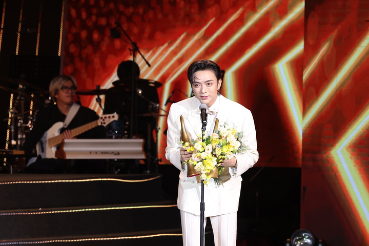 Soobin Hoàng Sơn giành 3 cúp tại giải thưởng Cống hiến 2026.