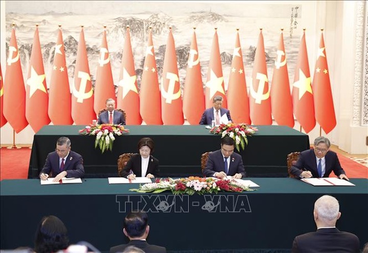 Lễ ký Hiệp định giữa Chính phủ hai nước về hợp tác và hỗ trợ hành chính lẫn nhau trong lĩnh vực hải quan; ký 2 văn kiện: Bản ghi nhớ về việc thành lập Nhóm công tác hợp tác chuỗi sản xuất, chuỗi cung ứng giữa Bộ Công Thương Việt Nam và Bộ Thương mại Trung Quốc và Bản ghi nhớ về việc thành lập Nhóm công tác đàm phán thúc đẩy xây dựng Khu hợp tác kinh tế qua biên giới giữa Bộ Công Thương Việt Nam và Bộ Thương mại Trung Quốc. Ảnh: Thống Nhất/TTXVN