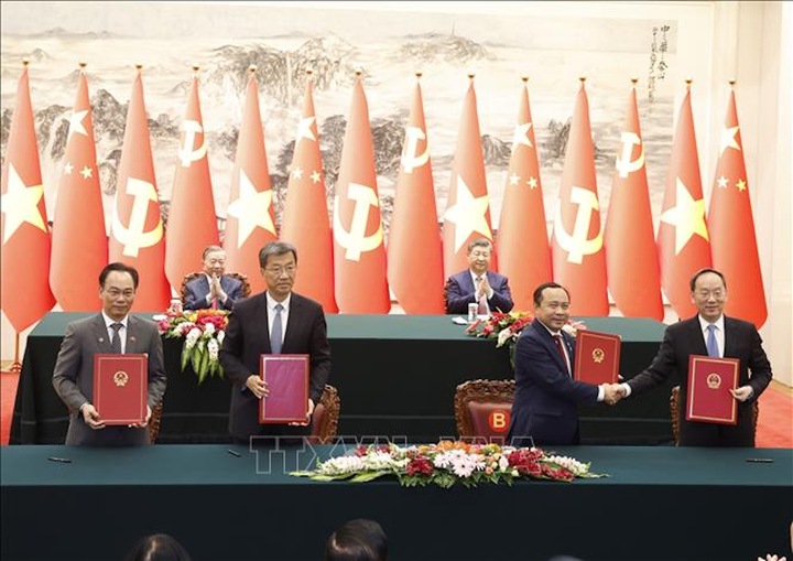 Lễ ký Bản Ghi nhớ về hợp tác giáo dục nghề nghiệp giữa Bộ Giáo dục và Đào tạo Việt Nam với Bộ Giáo dục Trung Quốc và ký Bản ghi nhớ về hợp tác trong lĩnh vực công nghệ số giữa Bộ Khoa học và Công nghệ Việt Nam với Bộ Công nghiệp và Công nghệ thông tin Trung Quốc. Ảnh: Thống Nhất/TTXVN