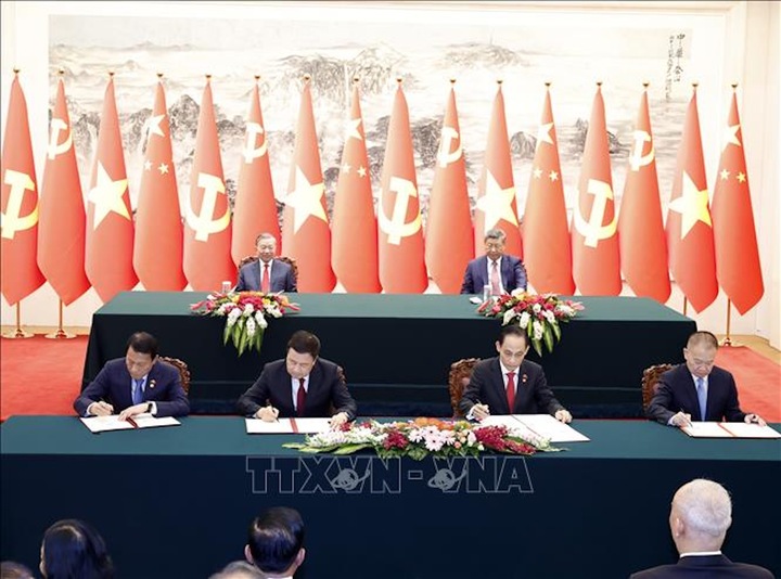 Bộ trưởng Công an Lương Tam Quang và Bộ trưởng Công an Trung Quốc Vương Tiểu Hồng ký Nghị định thư về thiết lập, quản lý và vận hành đường dây nóng cấp Bộ trưởng giữa hai Bộ; Bộ trưởng Ngoại giao Lê Hoài Trung và Trưởng ban Liên lạc Đối ngoại Trung ương Đảng Cộng sản Trung Quốc Lưu Hải Tinh ký 2 văn kiện: Kế hoạch hợp tác giữa hai Đảng giai đoạn 2026 - 2030 và Thỏa thuận hợp tác giữa Bộ Ngoại giao hai nước. Ảnh: Thống Nhất/TTXVN