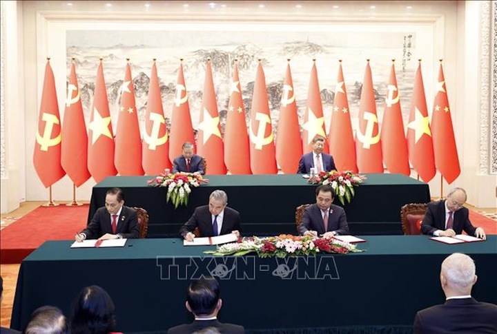 Đồng chí Lê Hoài Trung, Ủy viên Bộ Chính trị, Bộ trưởng Ngoại giao và đồng chí Vương Nghị, Ủy viên Bộ Chính trị, Bộ trưởng Ngoại giao Trung Quốc ký Bản ghi nhớ về hợp tác trong khuôn khổ Sáng kiến an ninh toàn cầu giữa Chính phủ hai nước; Đồng chí Trần Đức Thắng, Ủy viên Bộ Chính trị, Bí thư Thành ủy Hà Nội và đồng chí Doãn Lực, Ủy viên Bộ Chính trị, Bí thư Thành ủy Bắc Kinh ký Bản Ghi nhớ hợp tác hai thủ đô Hà Nội và Bắc Kinh, giai đoạn 2026 - 2030. Ảnh: Thống Nhất/TTXVN