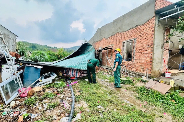 Lực lượng chức năng hỗ trợ thu dọn tài sản ở xã Đam Rông 2
