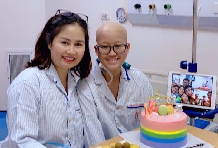 Minh Ngọc đón sinh nhật trong phòng ghép tế bào gốc.