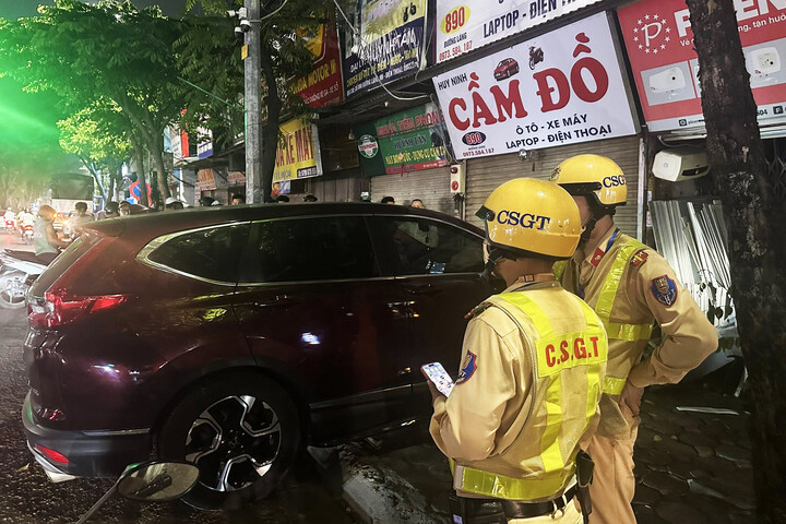 Hiện trường vụ tai nạn giao thông trên đường Láng. (Ảnh: Hoàng Phú Thọ)