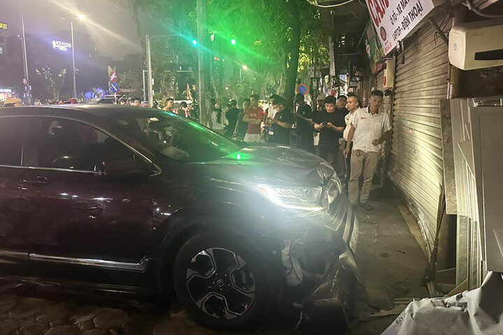 Cửa của hàng cầm đồ trên đường Láng bị hư hỏng. (Ảnh: Hoàng Phú Thọ)