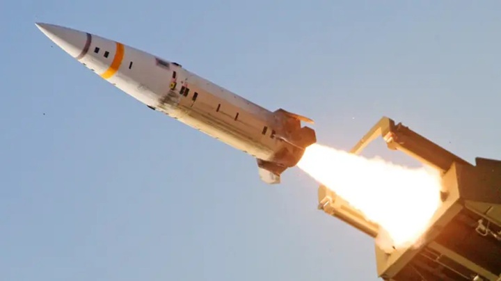 Phóng tên lửa đạn đạo ATACMS. Ảnh Military Watch