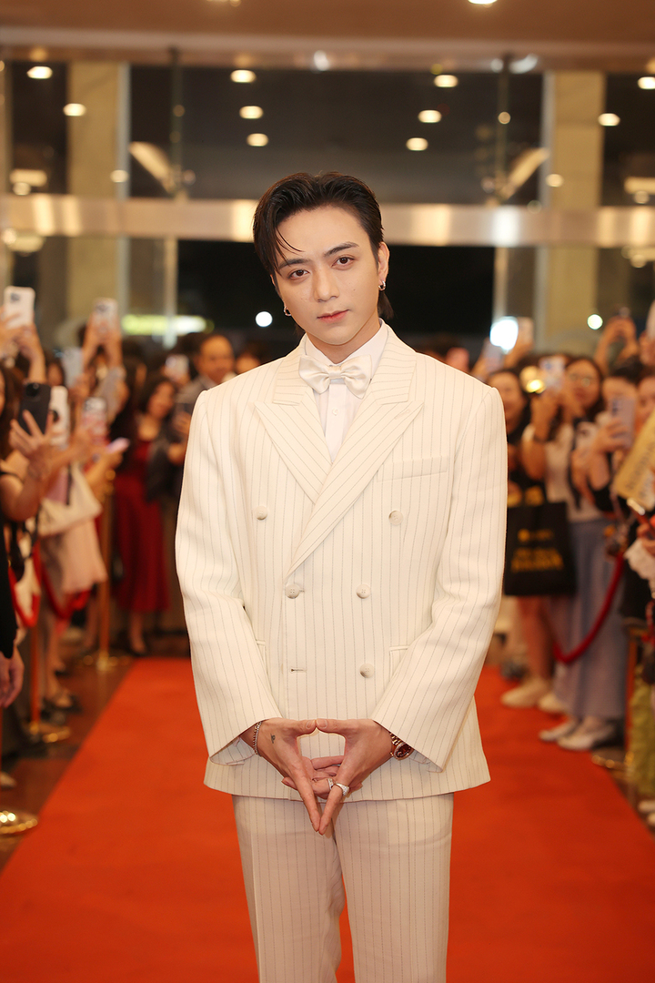 Soobin xuất hiện với phong cách "hoàng tử ballad" quen thuộc khiến fan reo hò không ngớt. Giọng ca sinh năm 1992 được dự đoán nhiều khả năng giành giải thưởng "Nam ca sĩ của năm".