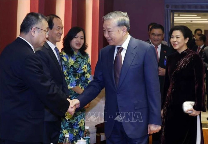 Tổng Bí thư, Chủ tịch nước Tô Lâm và Phu nhân gặp mặt thân nhân các tướng lĩnh, chuyên gia, nhân sỹ hữu nghị Việt Nam - Trung Quốc. (Ảnh: Thống Nhất/TTXVN)