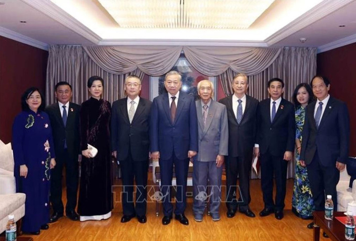 Tổng Bí thư, Chủ tịch nước Tô Lâm và Phu nhân gặp mặt thân nhân các tướng lĩnh, chuyên gia, nhân sỹ hữu nghị Việt Nam - Trung Quốc. (Ảnh: Thống Nhất/TTXVN)