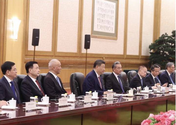 Tổng Bí thư, Chủ tịch nước Trung Quốc Tập Cận Bình và thành viên Đoàn cấp cao Trung Quốc tại cuộc hội đàm với Tổng Bí thư, Chủ tịch nước Tô Lâm và Đoàn cấp cao Việt Nam. (Ảnh: Thống Nhất/TTXVN)