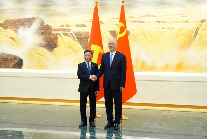 Ủy viên Bộ Chính trị, Thường trực Ban Bí thư Trung ương Đảng Cộng sản Việt Nam khóa XIV Trần Cẩm Tú (trái) và Uỷ viên Ban Thường vụ Bộ Chính trị Đảng Cộng sản Trung Quốc khóa XX, Bí thư thứ Nhất Ban Bí thư Ủy ban Trung ương Đảng kiêm Chủ nhiệm Văn phòng Trung ương Đảng, Chủ nhiệm Văn phòng Tổng Bí thư Trung Quốc Thái Kỳ (phải).