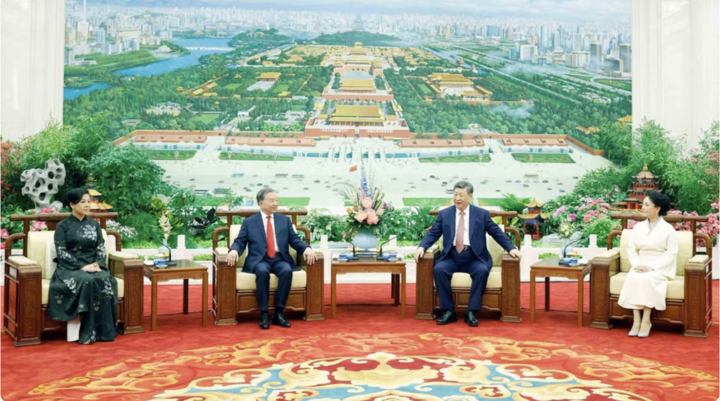 Chiều 15/4, tại Thủ đô Bắc Kinh, Tổng Bí thư, Chủ tịch nước Tô Lâm và Phu nhân cùng Tổng Bí thư, Chủ tịch nước Trung Quốc Tập Cận Bình và Phu nhân dự tiệc trà. (Ảnh: TTXVN)