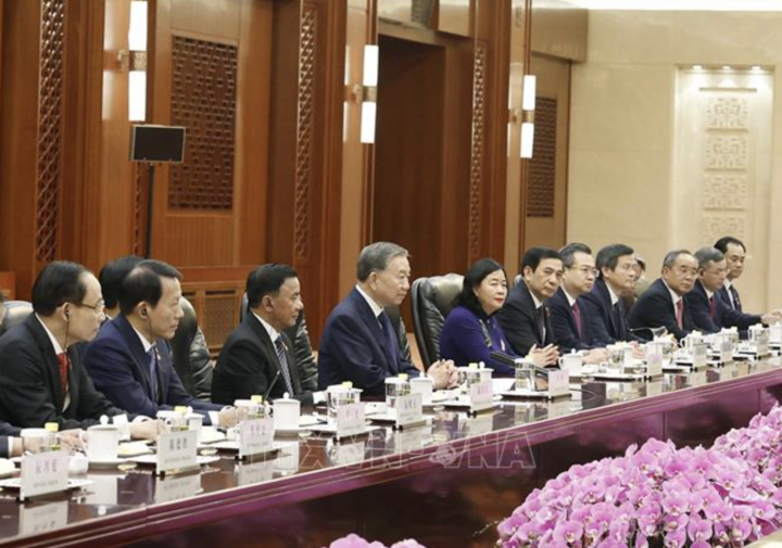 Tổng Bí thư, Chủ tịch nước Tô Lâm và thành viên Đoàn cấp cao Việt Nam tại cuộc hội kiến Ủy viên trưởng Nhân đại toàn quốc Trung Quốc Triệu Lạc Tế. Ảnh: Thống Nhất/TTXVN