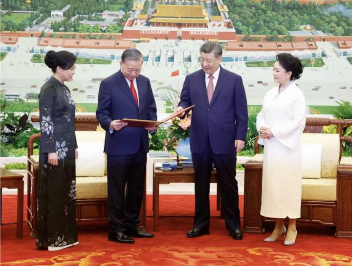 Tổng Bí thư, Chủ tịch nước Trung Quốc Tập Cận Bình và Phu nhân tặng album ảnh cho Tổng Bí thư, Chủ tịch nước Tô Lâm và Phu nhân. (Ảnh: TTXVN)