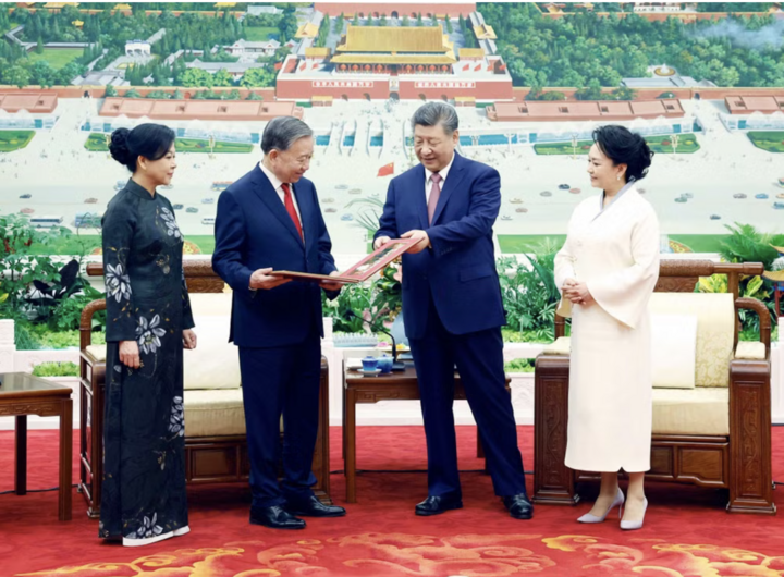 Tổng Bí thư, Chủ tịch nước Trung Quốc Tập Cận Bình và Phu nhân tặng album ảnh cho Tổng Bí thư, Chủ tịch nước Tô Lâm và Phu nhân. (Ảnh: TTXVN)