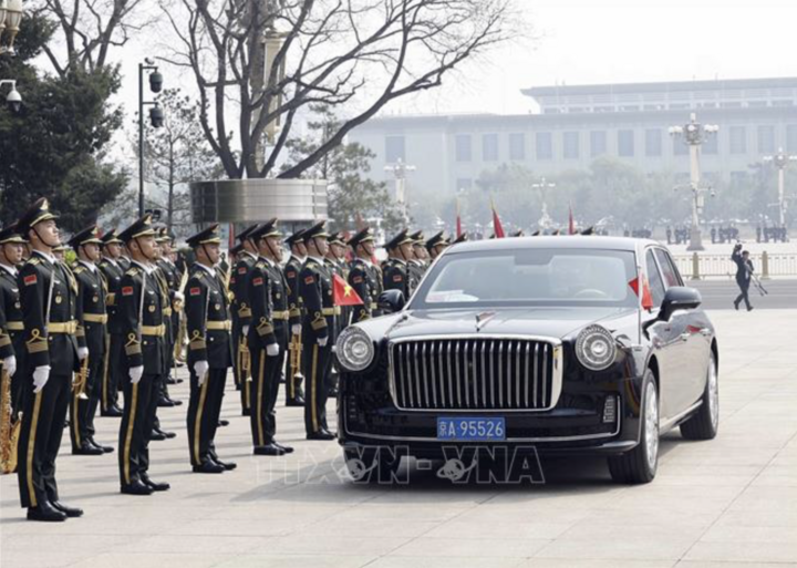 Xe chở Tổng Bí thư, Chủ tịch nước Tô Lâm và Phu nhân tiến vào Đại Lễ đường Nhân dân. (Ảnh: Thống Nhất/TTXVN)