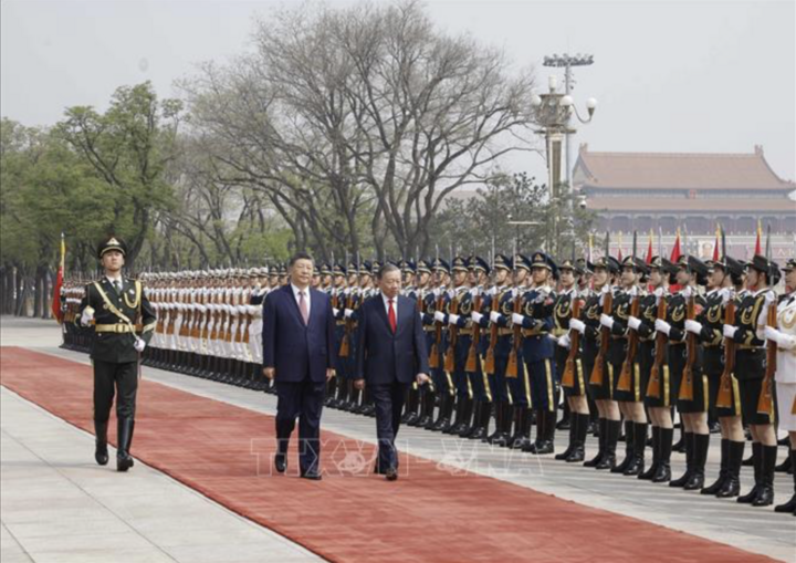 Tổng Bí thư, Chủ tịch nước Tô Lâm và Tổng Bí thư, Chủ tịch nước Trung Quốc Tập Cận Bình duyệt Đội danh dự Quân giải phóng Nhân dân Trung Quốc. (Ảnh: Thống Nhất/TTXVN)