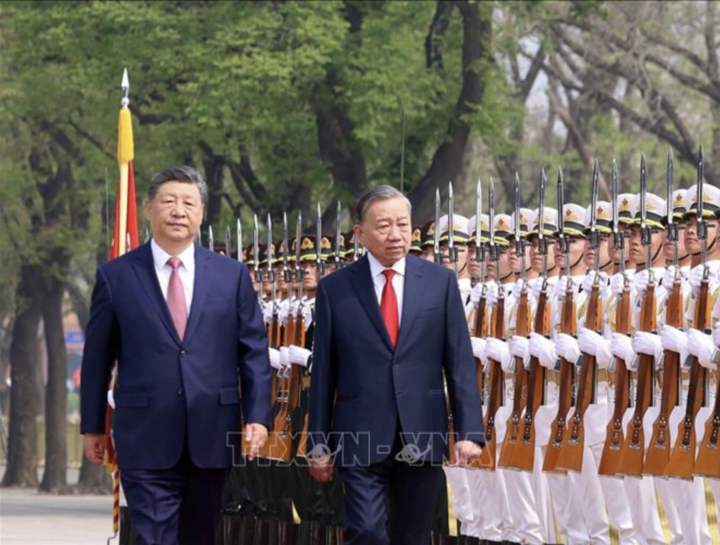 Tổng Bí thư, Chủ tịch nước Tô Lâm và Tổng Bí thư, Chủ tịch nước Trung Quốc Tập Cận Bình duyệt Đội danh dự Quân giải phóng Nhân dân Trung Quốc. (Ảnh: Thống Nhất/TTXVN)