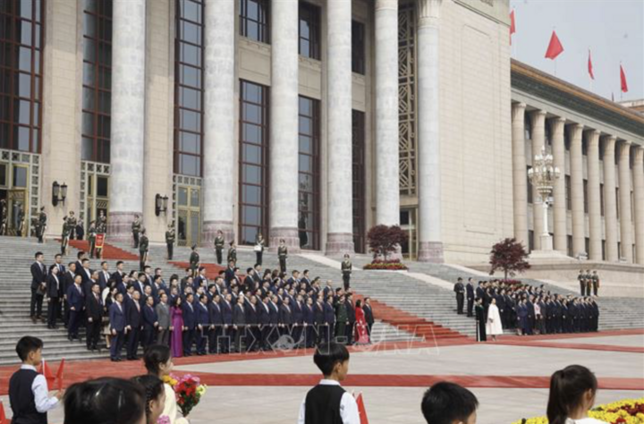 Đoàn đại biểu cấp cao hai nước tham dự Lễ đón. (Ảnh: Thống Nhất/TTXVN)