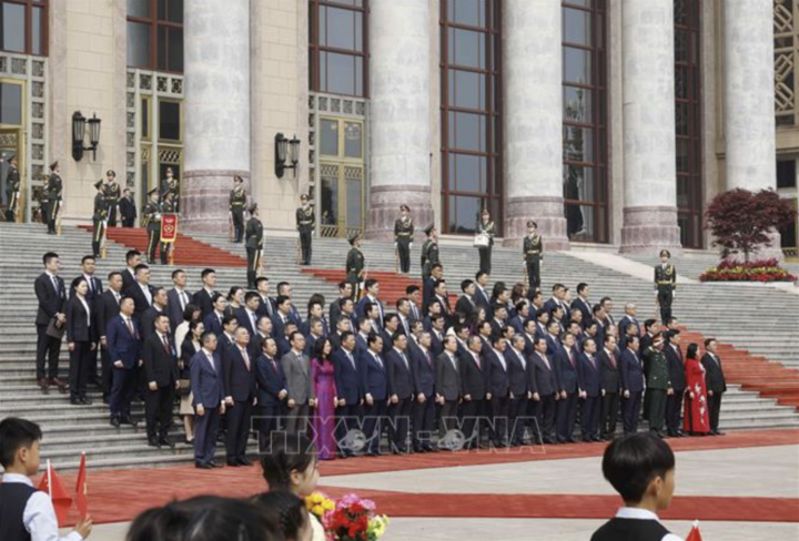 Đoàn đại biểu cấp cao Việt Nam tham dự Lễ đón. (Ảnh: Thống Nhất/TTXVN)