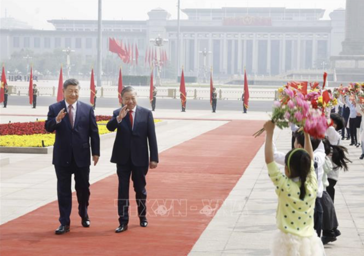 Tổng Bí thư, Chủ tịch nước Tô Lâm và Tổng Bí thư, Chủ tịch nước Trung Quốc Tập Cận Bình với thiếu nhi Trung Quốc tại Lễ đón. (Ảnh: Thống Nhất/TTXVN)